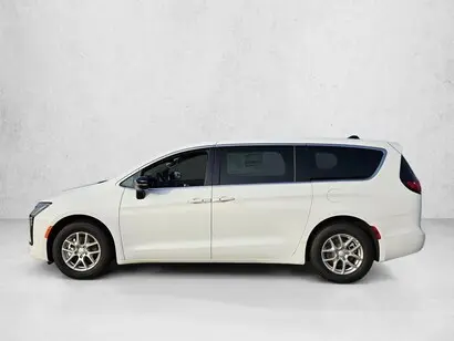 2027 Chrysler Pacifica Select photo 5