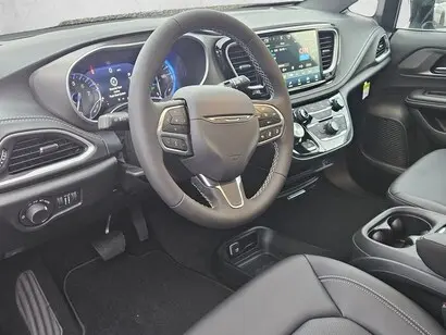 2027 Chrysler Pacifica Select photo 3