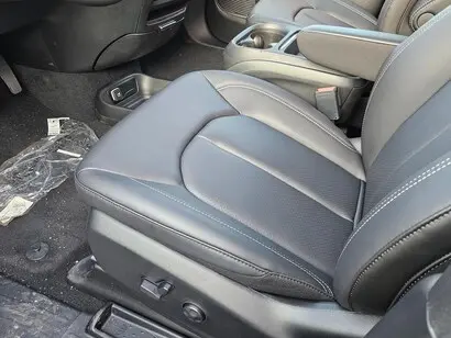2027 Chrysler Pacifica Select photo 4