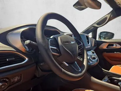 2026 Chrysler Pacifica Pinnacle photo 3