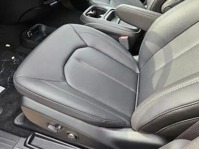 2027 Chrysler Pacifica Select photo 4