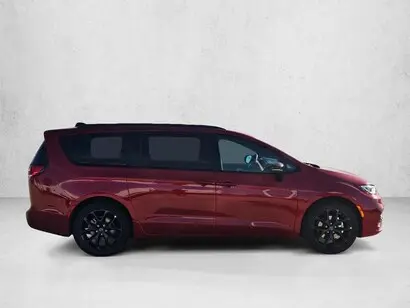 2026 Chrysler Pacifica Limited photo 4