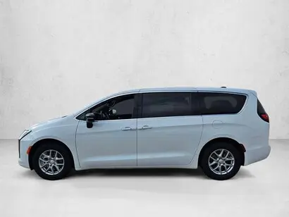2027 Chrysler Pacifica Select photo 5