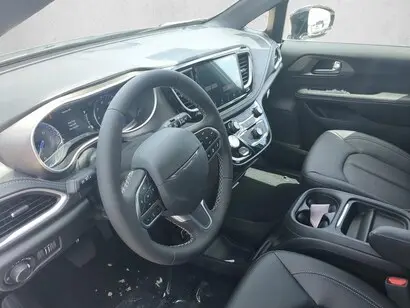 2027 Chrysler Pacifica Select photo 3