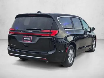 2027 Chrysler Pacifica Select photo 2