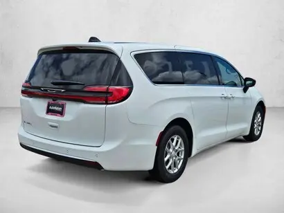 2027 Chrysler Pacifica Select photo 2