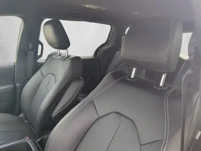 2026 Chrysler Pacifica Select photo 4