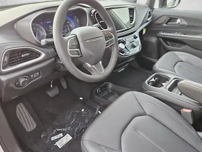 2027 Chrysler Pacifica Select photo 3