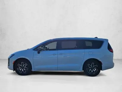 2027 Chrysler Pacifica Limited photo 5