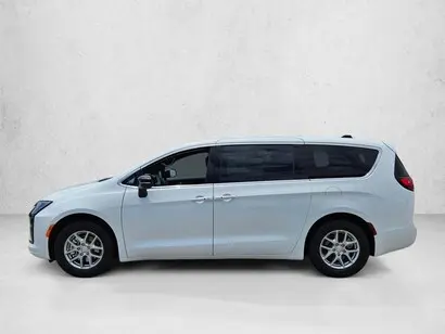2027 Chrysler Pacifica Select photo 5