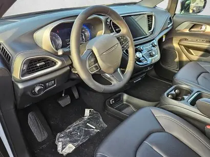 2027 Chrysler Pacifica Select photo 3