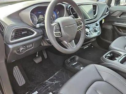 2027 Chrysler Pacifica Select photo 3