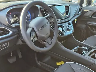 2027 Chrysler Pacifica Limited photo 3