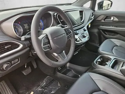 2027 Chrysler Pacifica Select photo 3