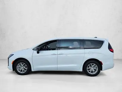 2027 Chrysler Pacifica Select photo 5