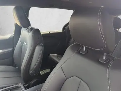 2027 Chrysler Pacifica Select photo 4