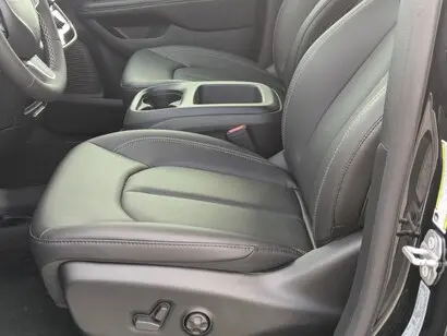 2026 Chrysler Pacifica Select photo 4