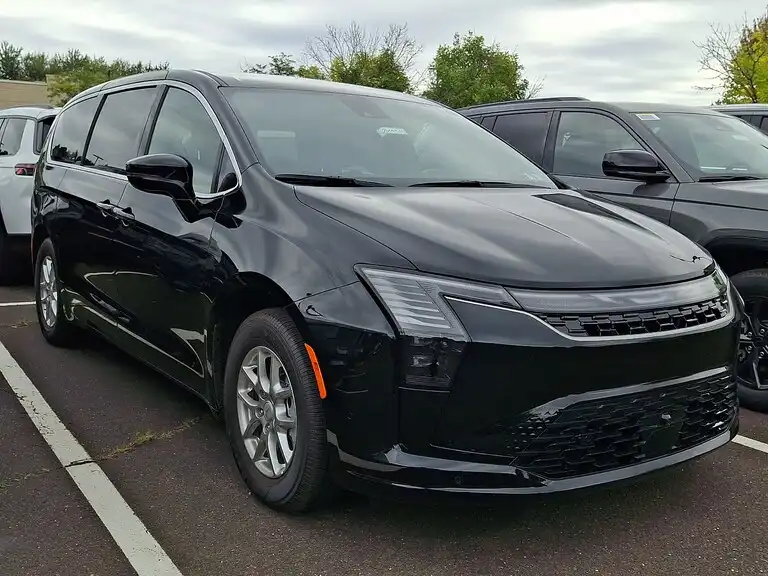 2027 Chrysler Pacifica Select's photo