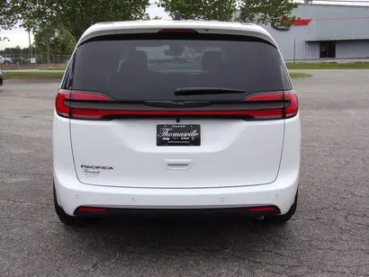 2026 Chrysler Pacifica Select photo 4