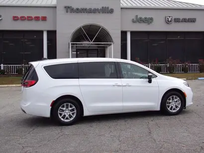 2026 Chrysler Pacifica Select photo 3