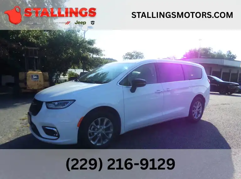 2026 Chrysler Pacifica Limited's photo