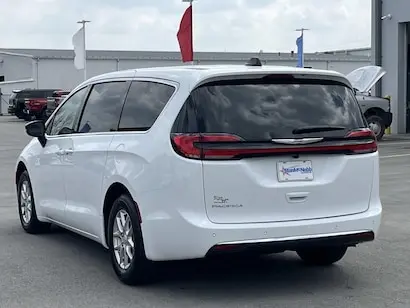 2026 Chrysler Pacifica Select photo 5