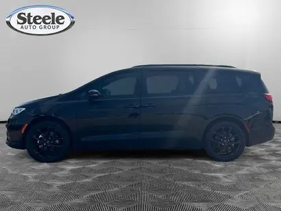 2026 Chrysler Pacifica Limited photo 2