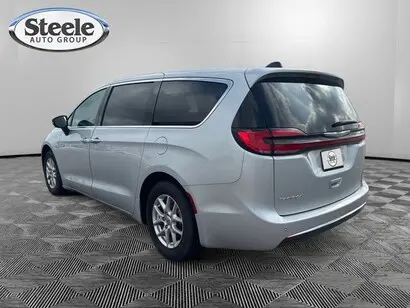 2024 Chrysler Pacifica Touring L photo 3