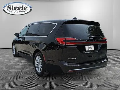 2027 Chrysler Pacifica Select photo 3