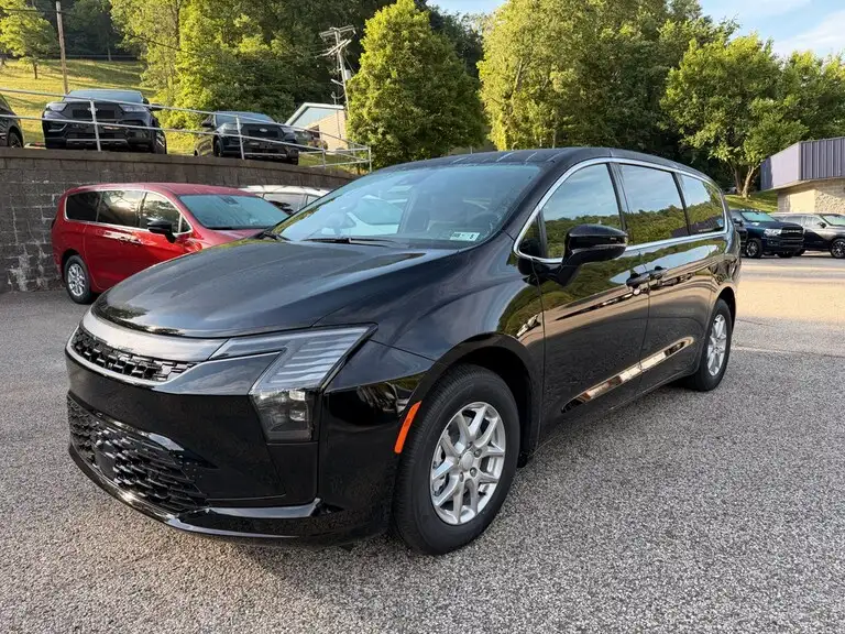 2027 Chrysler Pacifica Select's photo
