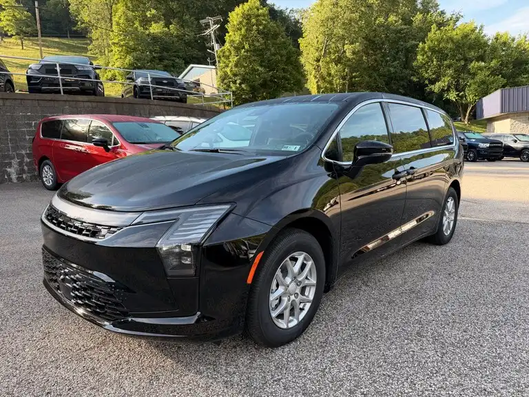 2027 Chrysler Pacifica Select's photo