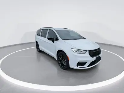 2026 Chrysler Pacifica Select AWD photo 2