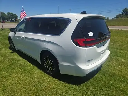 2027 Chrysler Pacifica Limited photo 3