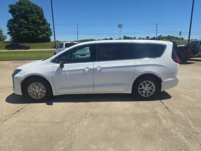 2027 Chrysler Pacifica Select photo 2