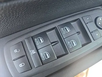 2027 Chrysler Pacifica Select photo 5