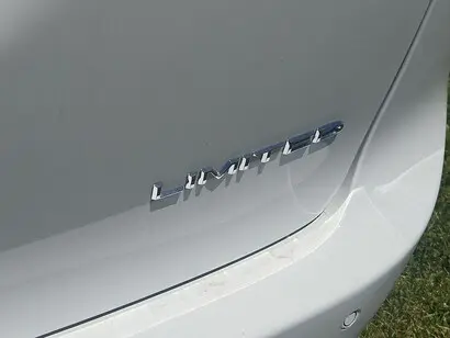 2027 Chrysler Pacifica Limited photo 4