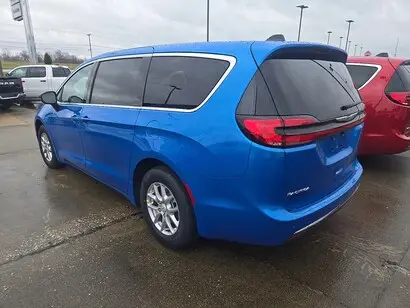 2026 Chrysler Pacifica Select photo 3