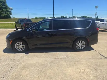 2027 Chrysler Pacifica Select photo 2
