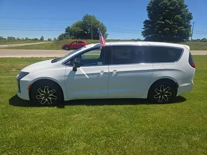 2027 Chrysler Pacifica Limited photo 2