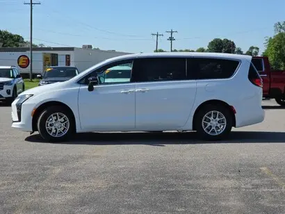 2027 Chrysler Pacifica Select photo 4