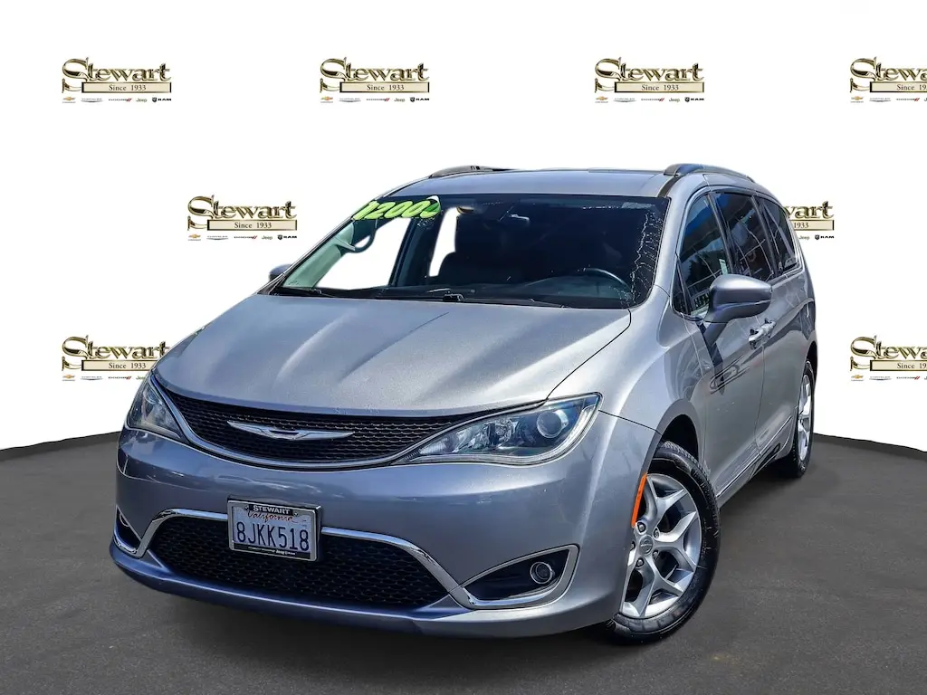 2017 Chrysler Pacifica Touring-L photo 1