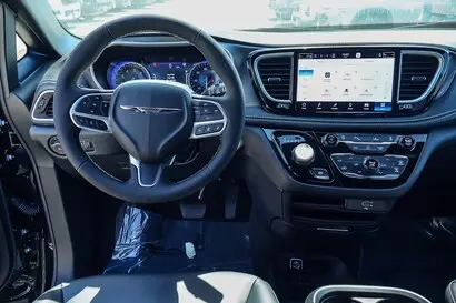 2026 Chrysler Pacifica Select AWD photo 3