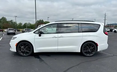 2025 Chrysler Pacifica Limited photo 4