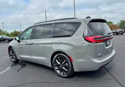 2025 Chrysler Pacifica Limited photo 5