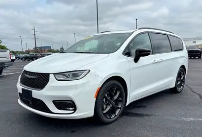 2025 Chrysler Pacifica Limited photo 3