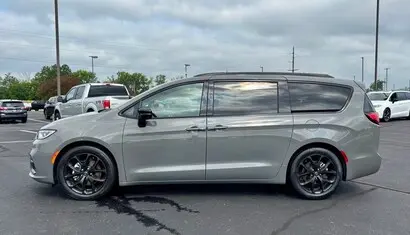 2025 Chrysler Pacifica Limited photo 4