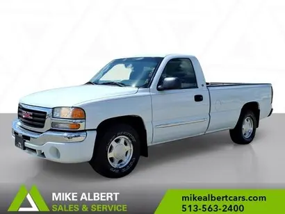2004 GMC Sierra 6.5 SLE 2WD Regular Cab ft Box photo 3