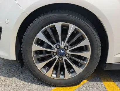 2017 Ford C-Max Hybrid Titanium photo 4