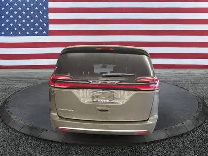 2027 Chrysler Pacifica Select photo 5