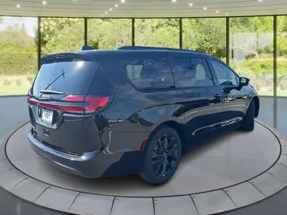 2026 Chrysler Pacifica Select photo 3